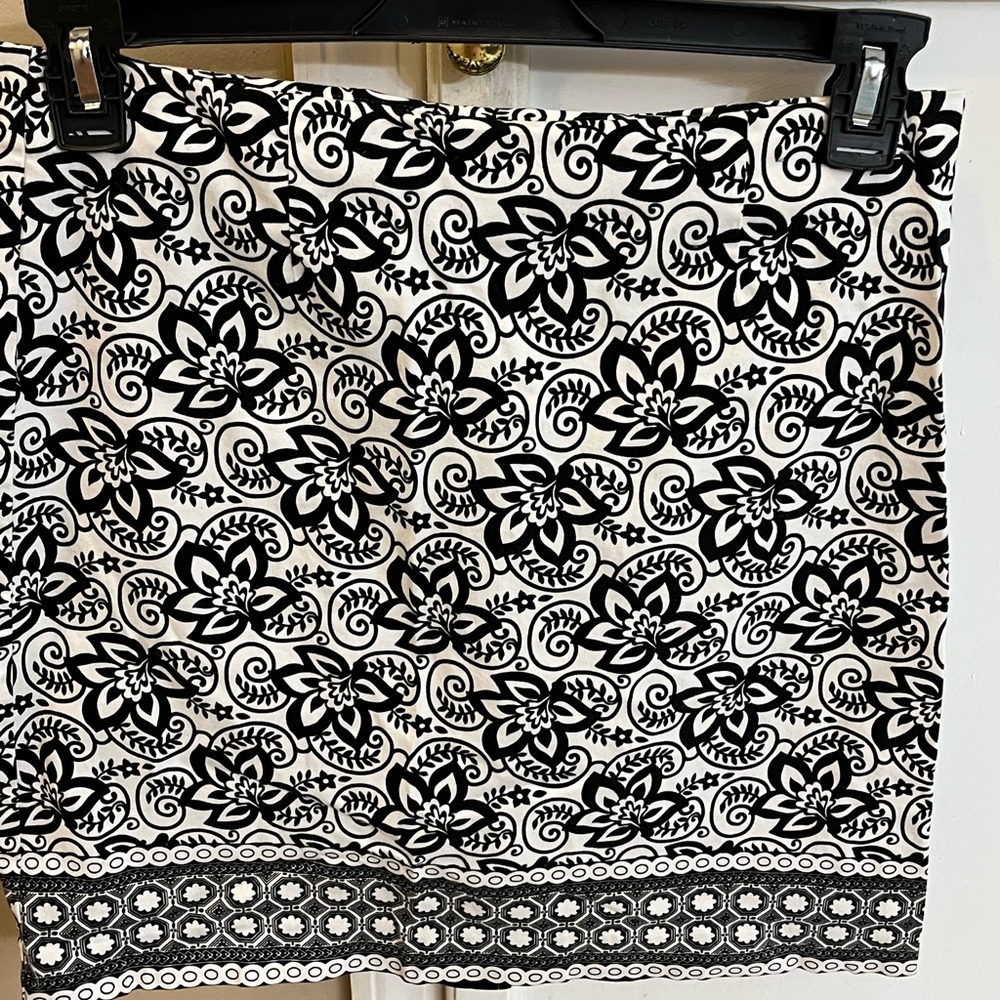 Geoffrey Beene Black and White Patterned Pencil Skirt